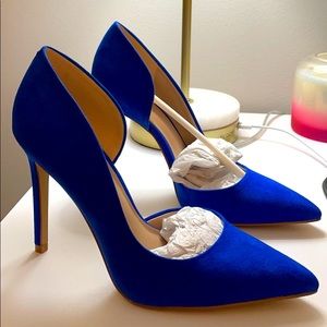 Blue pumps